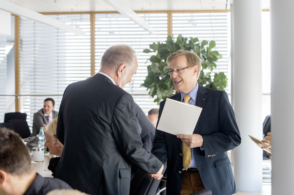 Urkundenübergabe durch Herrn Minister der Justiz Biesenbach