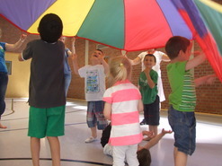 Kinder spielen gemeinsam