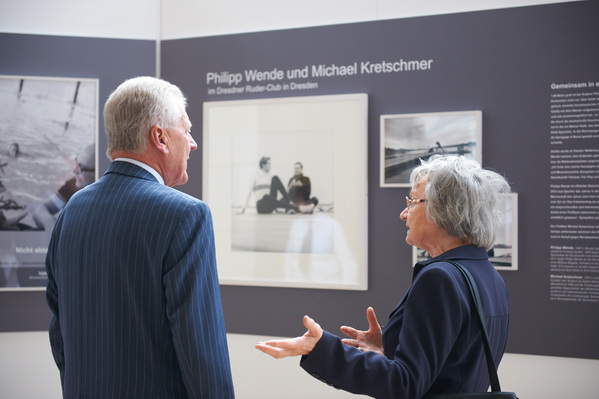 Zwei diskutierende Besucher bei der Wanderausstellung