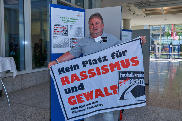 Jo Ecker mit Projekt-Plakat